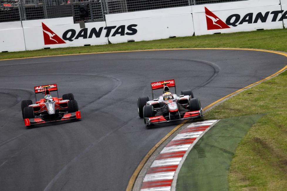 Lucas di Grassi (Virgin) und Lewis Hamilton (McLaren)