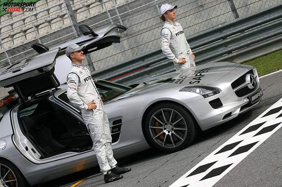 Michael Schumacher (Mercedes) und Nico Rosberg (Mercedes) mit dem Safety-Car