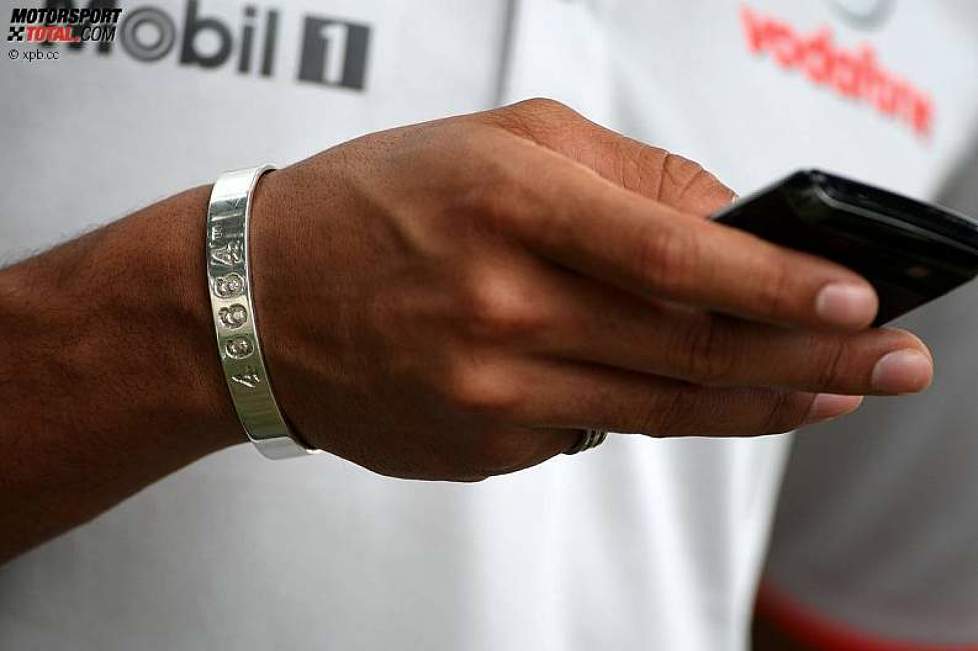 Lewis Hamilton (McLaren) spielt mit seinem Handy
