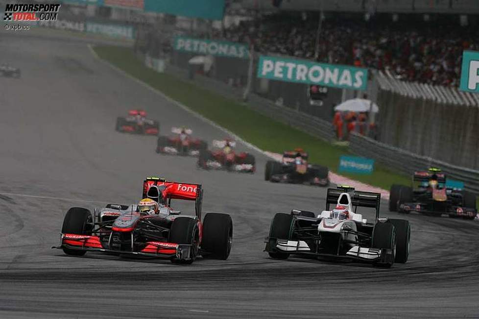 Lewis Hamilton (McLaren) und Kamui Kobayashi (Sauber)