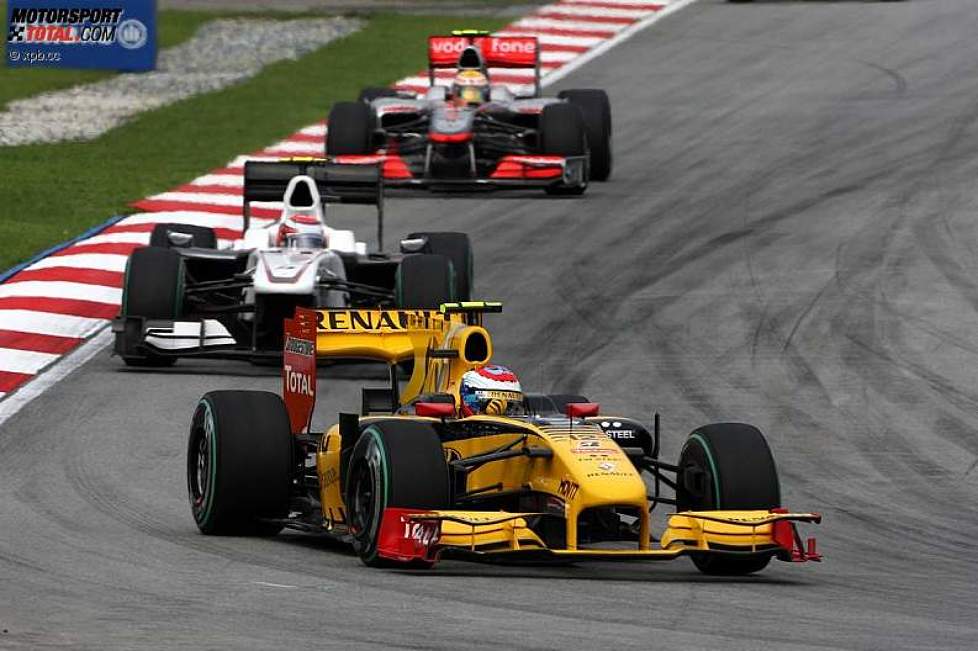 Kamui Kobayashi (Sauber) hinter Vitaly Petrov (Renault) 