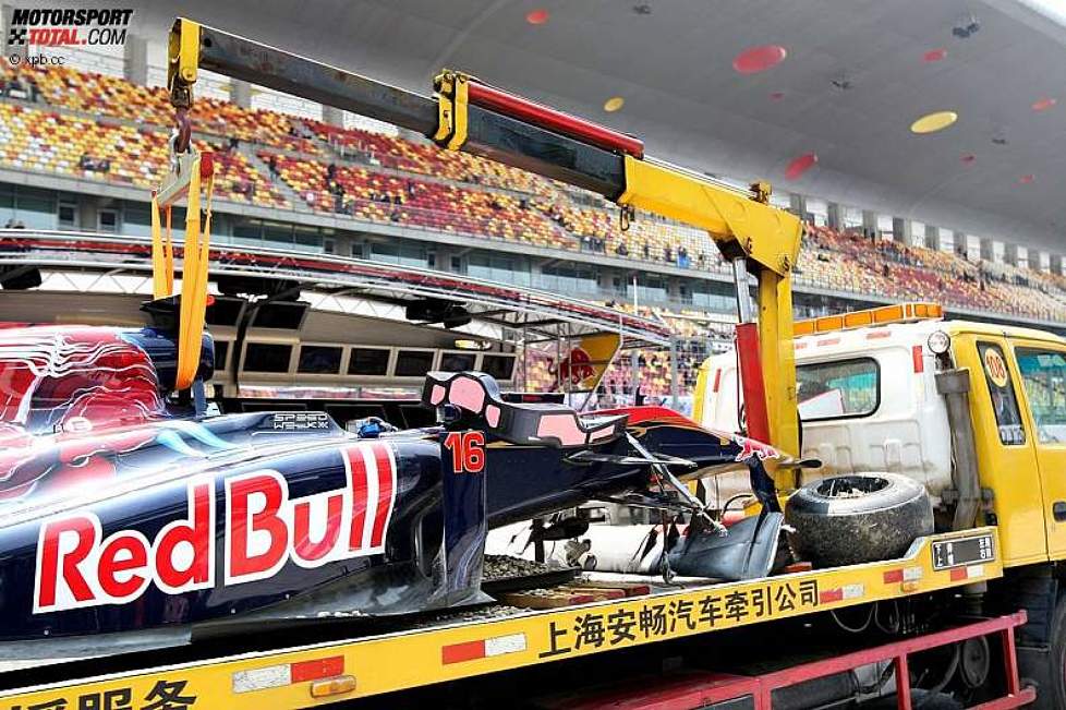 Das Auto von Sébastien Buemi (Toro Rosso) ist zurück an der Box