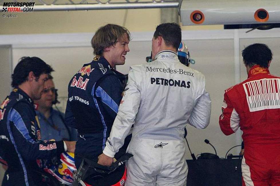 Michael Schumacher (Mercedes) gratueliert Sebastian Vettel (Red Bull) 