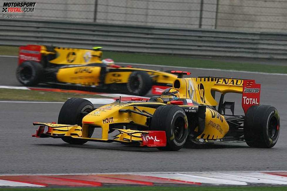 Robert Kubica (Renault) vor Vitaly Petrov (Renault) 