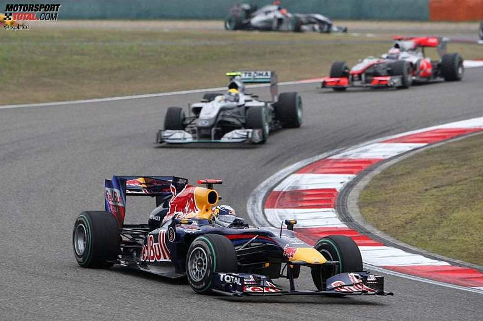 Sebastian Vettel (Red Bull) vor Nico Rosberg (Mercedes) 