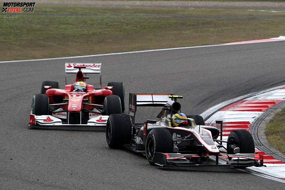Bruno Senna (HRT) und Felipe Massa (Ferrari) 