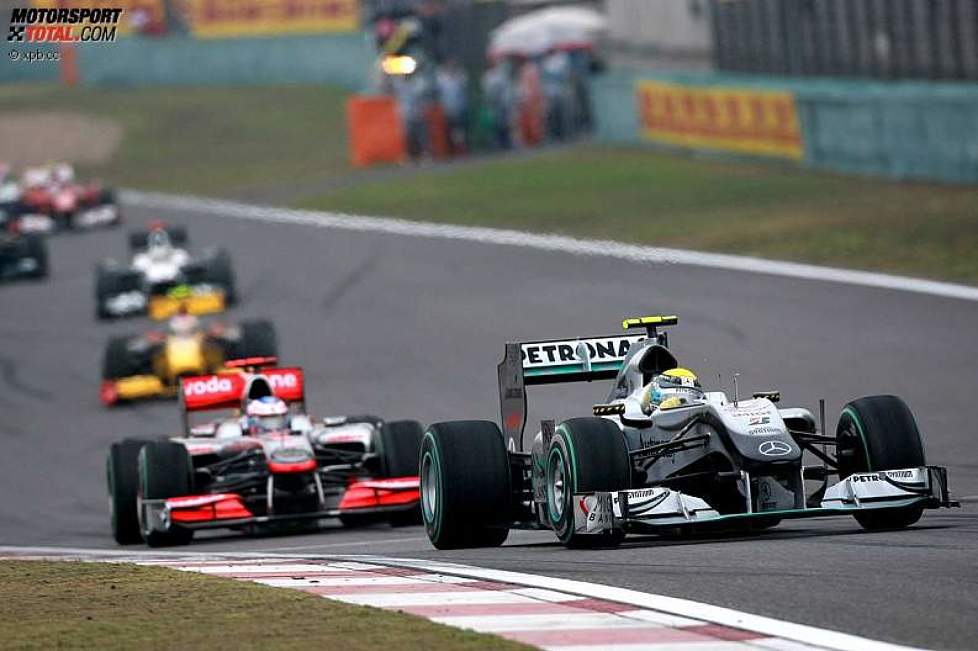 Nico Rosberg (Mercedes) vor Jenson Button (McLaren) 