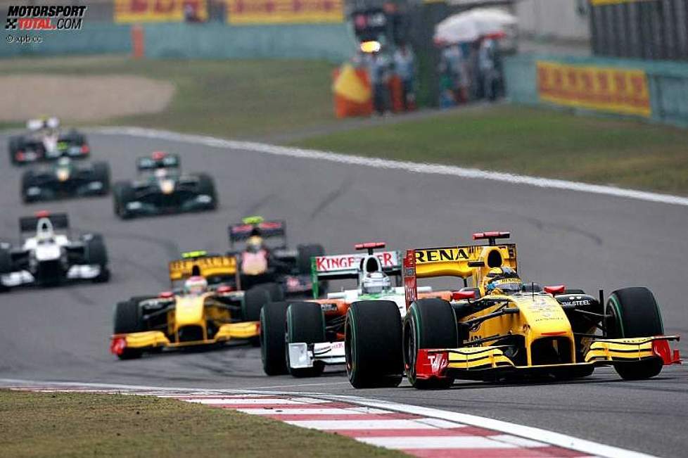 Robert Kubica (Renault) vor Adrian Sutil (Force India)