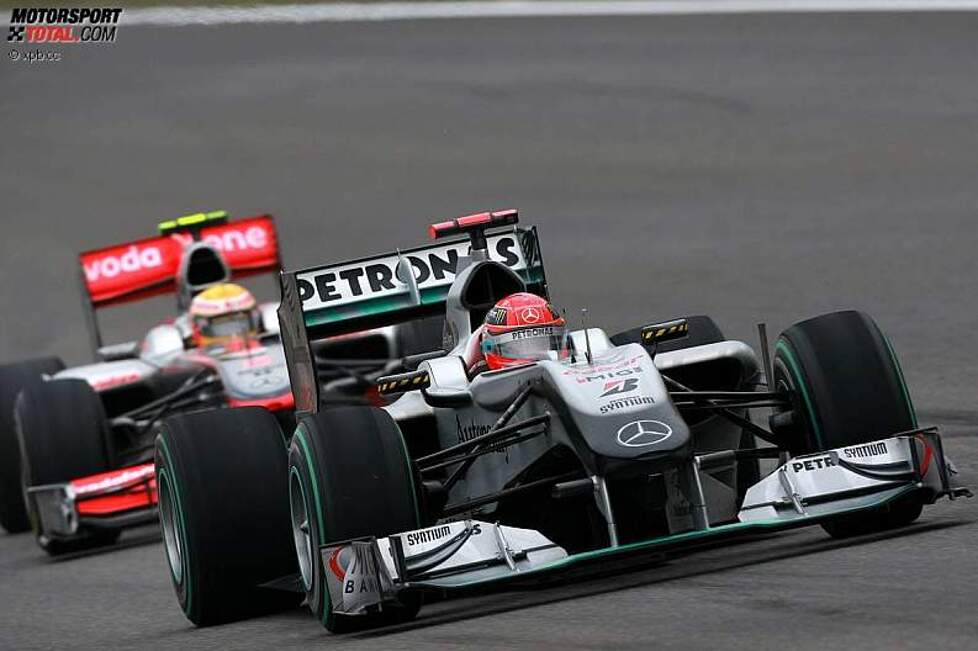 Michael Schumacher (Mercedes) und Lewis Hamilton (McLaren) 