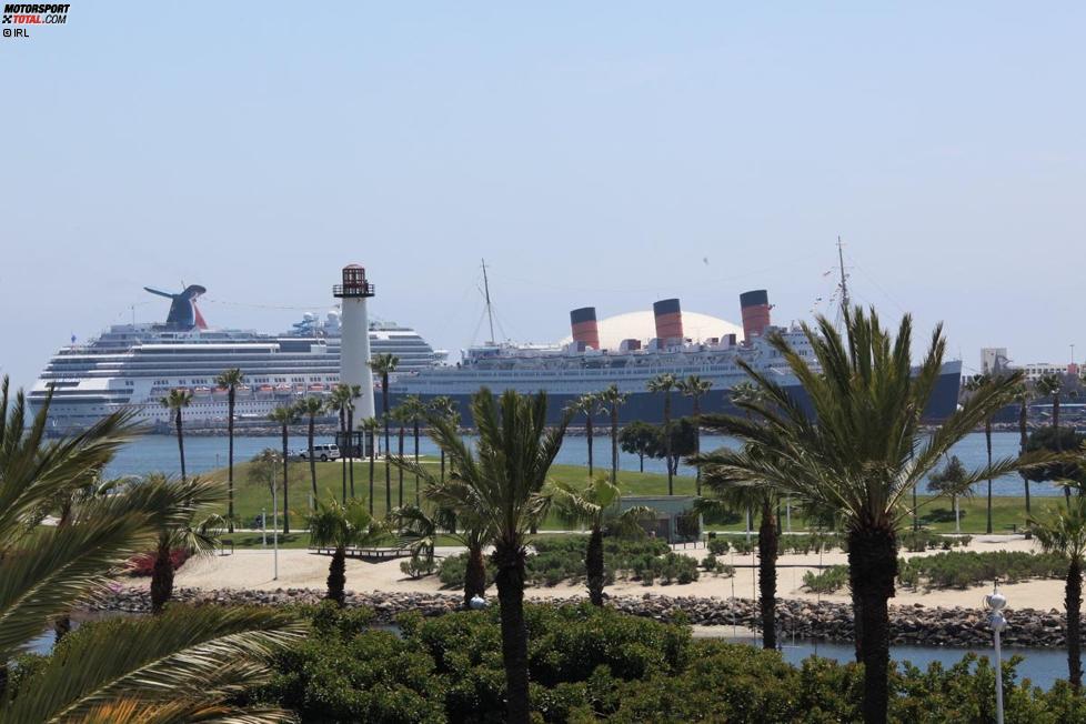 Blick auf den Hafen mit der Queen Mary
