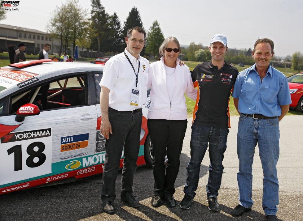 Fredy Barth (Sunred) mit Christian Mettler (ACS), Franziska Derungs (KuK) und dem Gewinnter der Taxifahrt im SEAT León TDI, Oskar Saxer