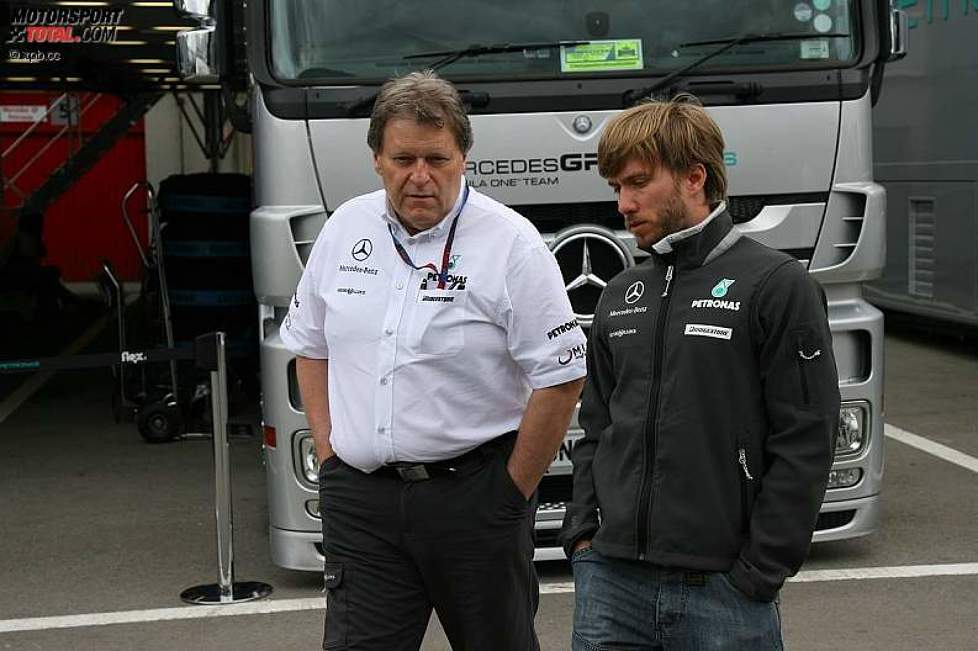 Norbert Haug (Mercedes-Motorsportchef) und Nick Heidfeld (Mercedes) 