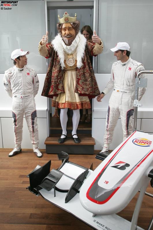 Kamui Kobayashi und Pedro de la Rosa (Sauber) mit dem Burger-König