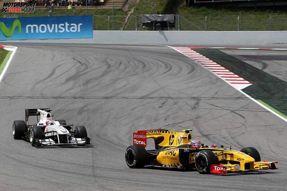 Vitaly Petrov (Renault) vor Kamui Kobayashi (Sauber) 