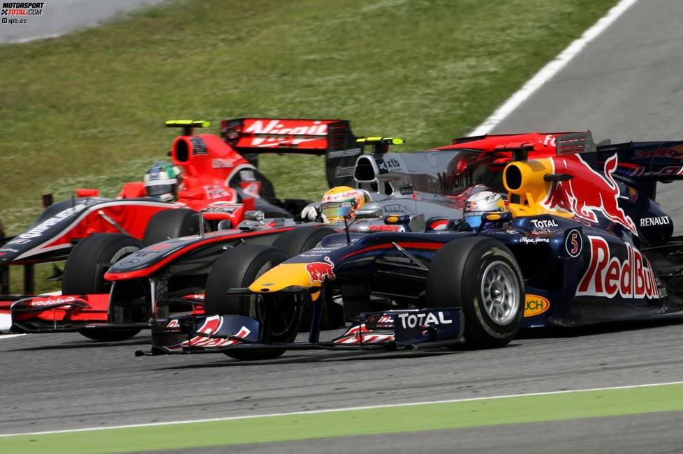 Lewis Hamilton (McLaren) und Sebastian Vettel (Red Bull) - innen Lucas di Grassi (Virgin) 