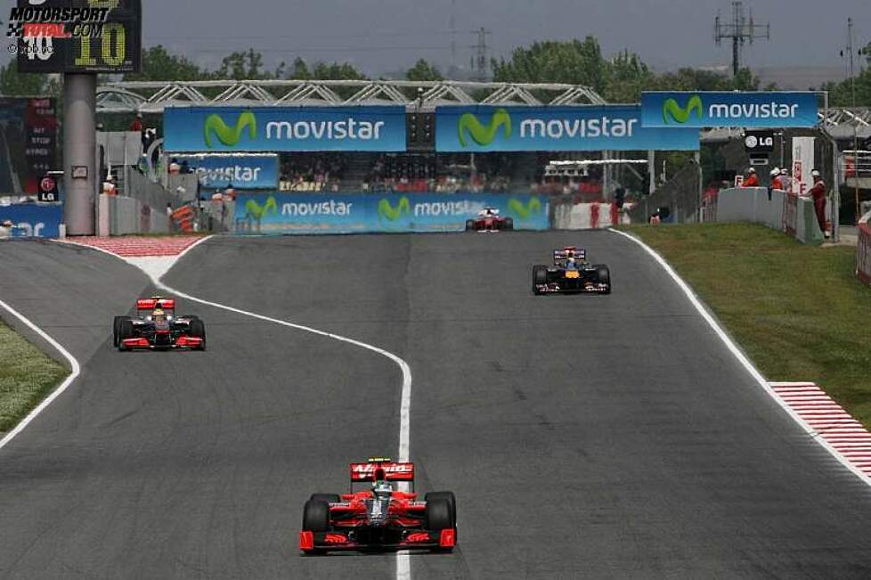 Vor dem Überholmanöver: Lewis Hamilton (McLaren) kommt aus der Box, Lucas di Grassi (Virgin) ist vorn allein unterwegs, Sebastian Vettel (Red Bull) kommt von hinten