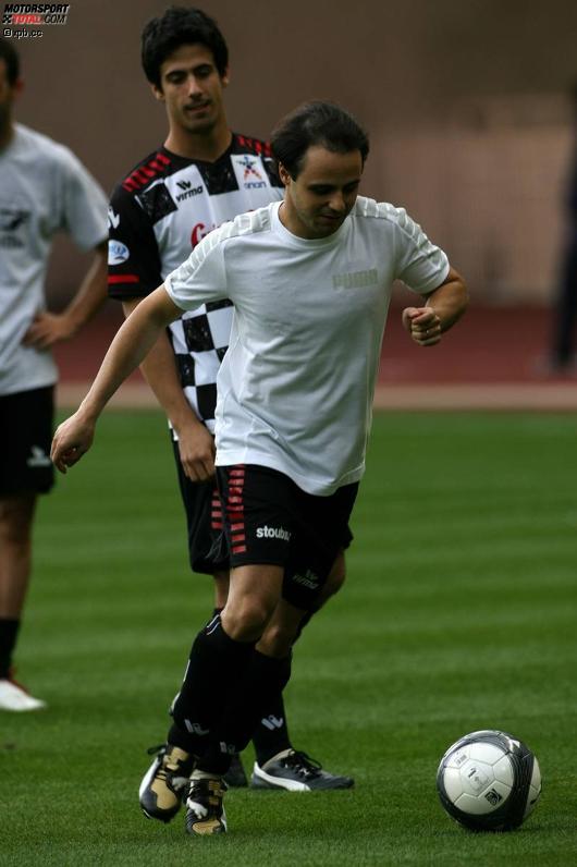 Lucas di Grassi (Virgin) Felipe Massa (Ferrari) 