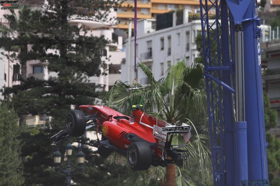 Das Auto von Fernando Alonso (Ferrari) am Haken