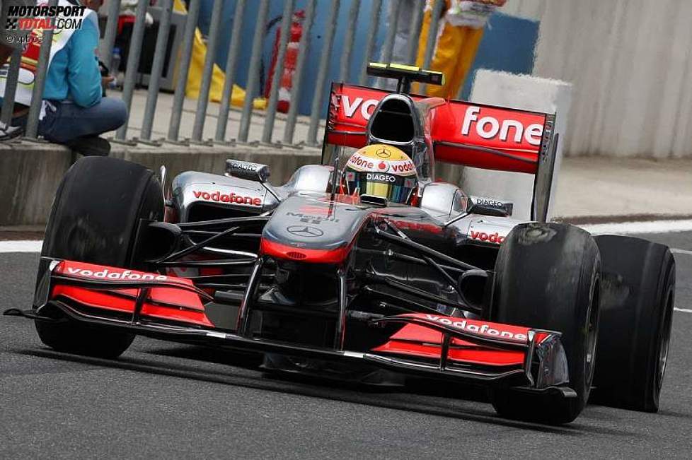 Lewis Hamilton (McLaren) mit platten Reifen nach seinem Dreher in der schnellen Kurve acht