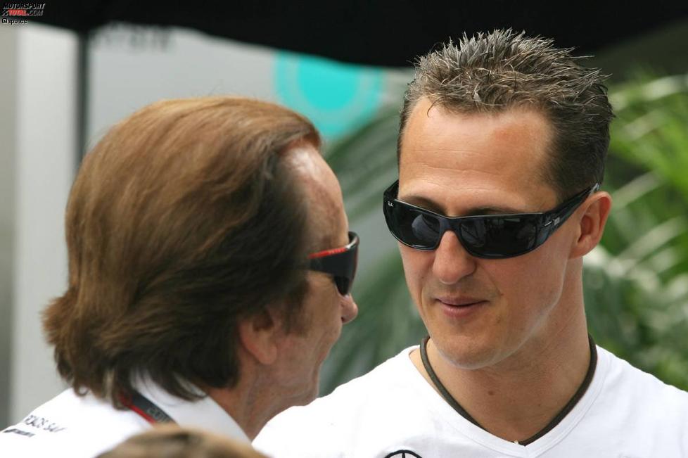 Michael Schumacher (Mercedes) unterhält sich mit Emerson Fittipaldi