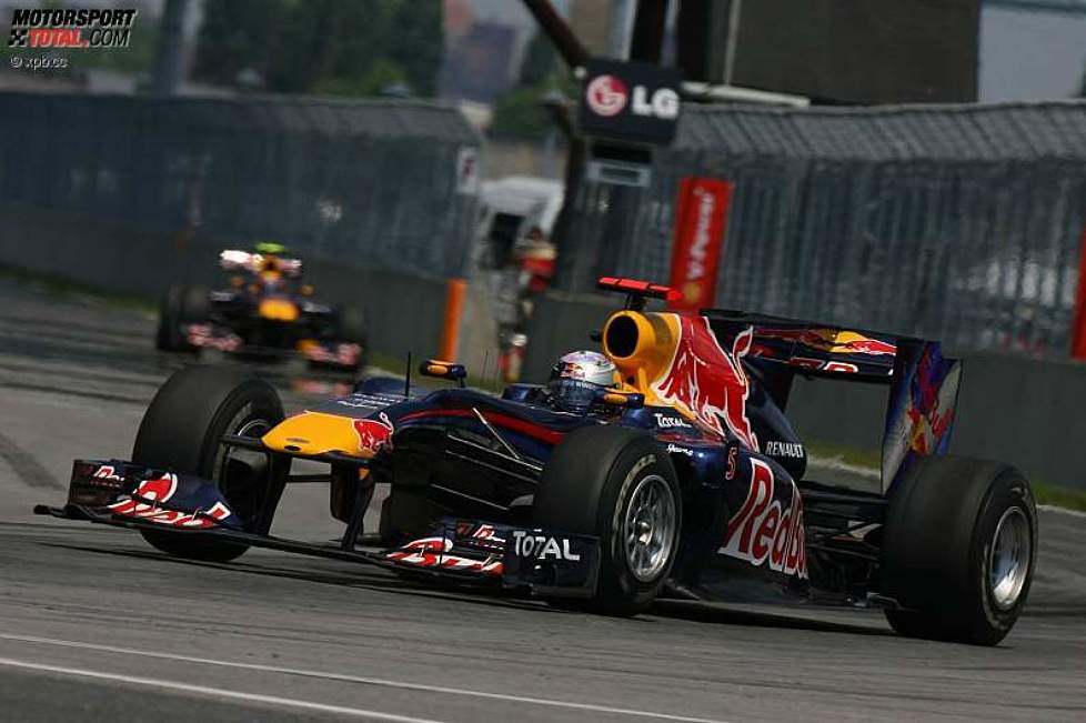 Sebastian Vettel (Red Bull), im Hintergrund Teamkollege Mark Webber
