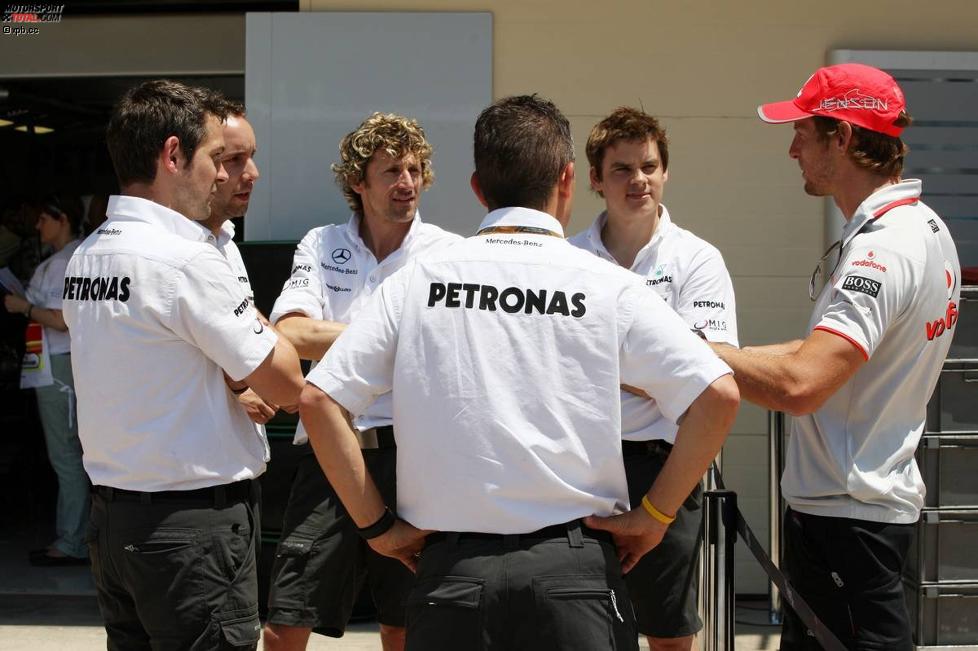 Jenson Button (McLaren) quatscht mit seinen alten Mechanikern