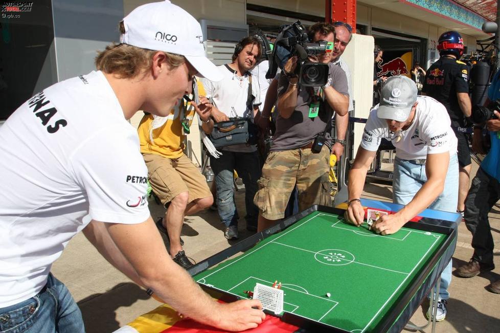 Nico Rosberg (Mercedes) und Michael Schumacher (Mercedes)  