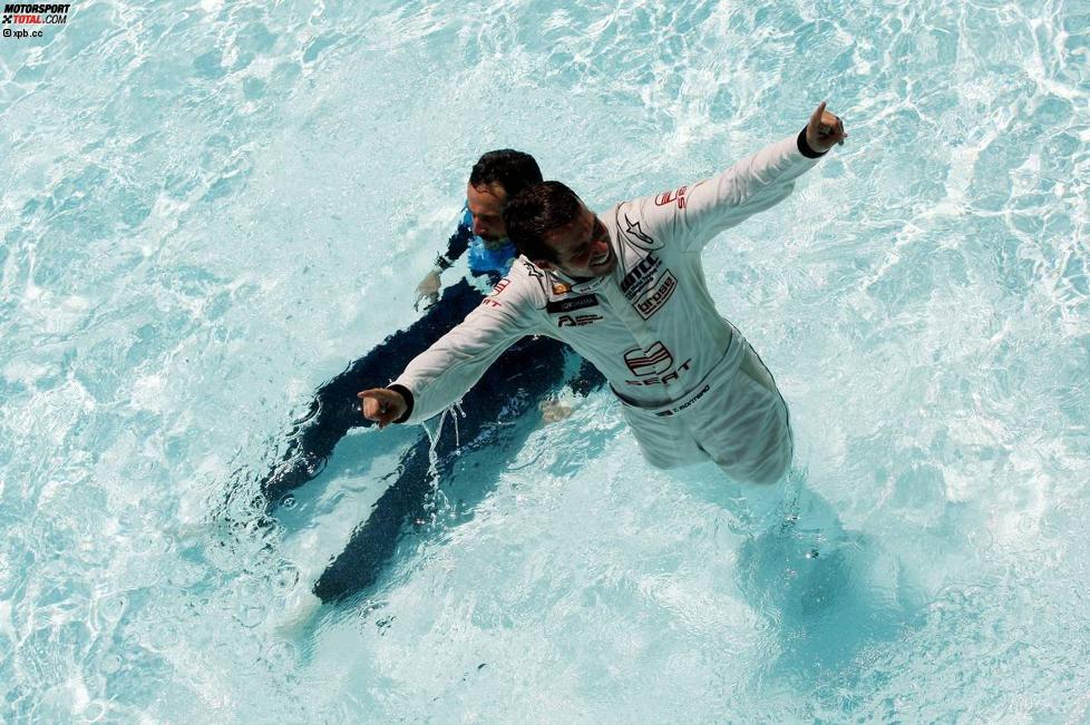 Tiago Monteiro (SR) und Yvan Muller (Chevrolet) feiern im Pool