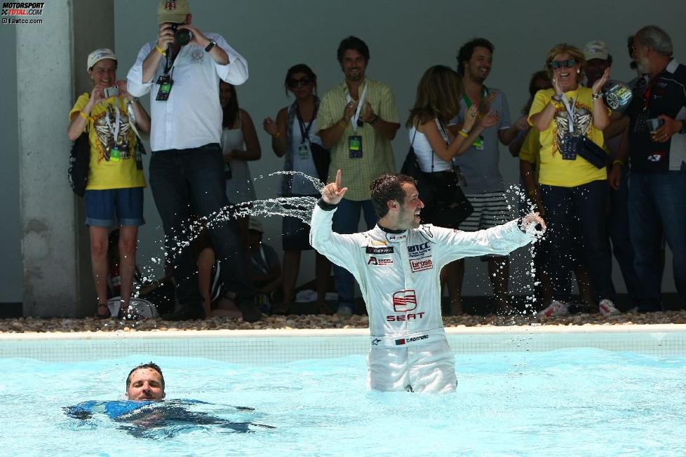 Tiago Monteiro (SR) und Yvan Muller (Chevrolet) feiern im Pool von Portimão