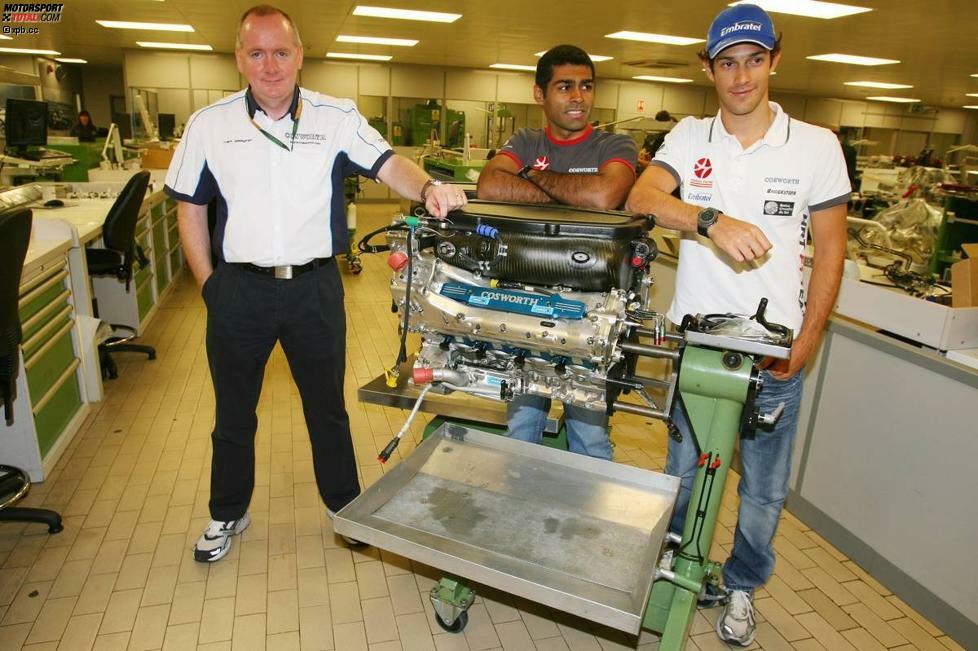 Mark Gallagher von Cosworth, Karun Chandhok und Bruno Senna (HRT)