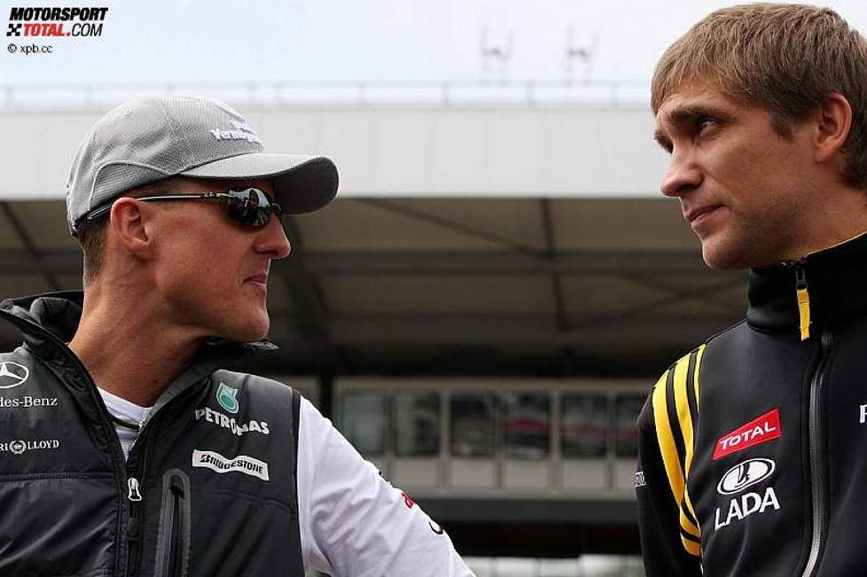 Michael Schumacher (Mercedes) und Vitaly Petrov (Renault) 