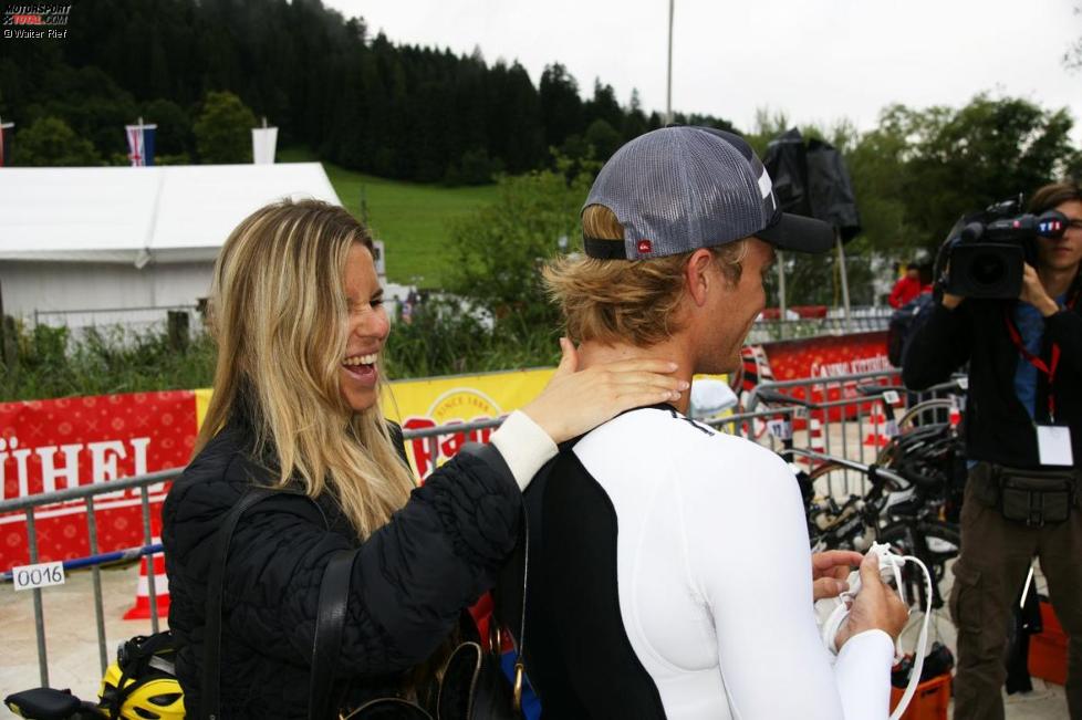 Freundin Vivian Sibold reibt Nico Rosberg (Mercedes) mit Vaseline ein