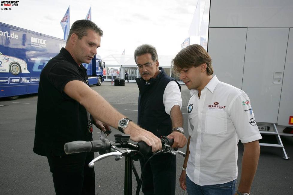 Mario Theissen (BMW Motorsport Direktor) und Augusto Farfus (BMW Team RBM) - mit dem neuen Bike