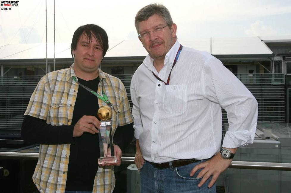 Motorsport-Total.com-Chefredakteur Christian Nimmervoll und Ross Brawn (Teamchef) bei der Preisübergabe