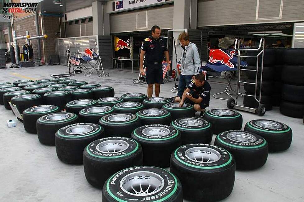 Sebastian Vettel (Red Bull) inspiziert seine Reifen