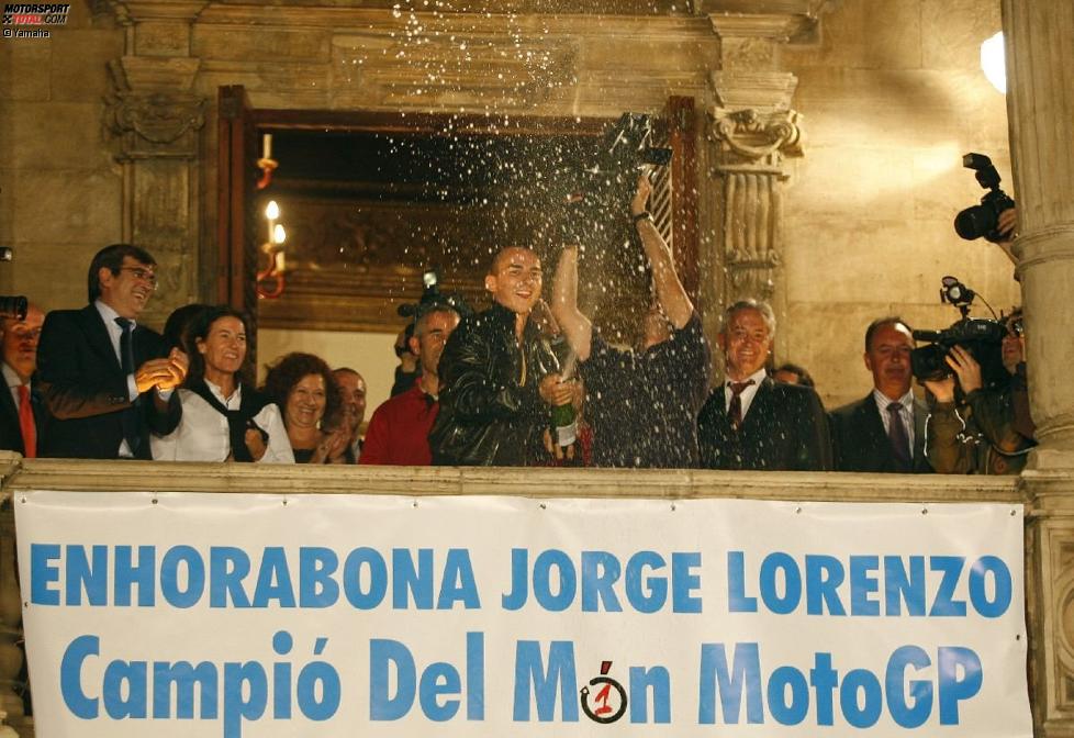 Siegersekt auf dem Balkon des Präsidenten-Palastes: Jorge Lorenzo (Yamaha) feiert