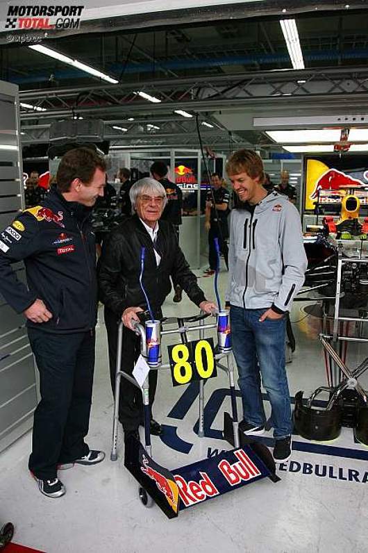 Christian Horner (Teamchef), Bernie Ecclestone (Formel-1-Chef), Sebastian Vettel (Red Bull) und das Geschenk zum 80. Geburtstag