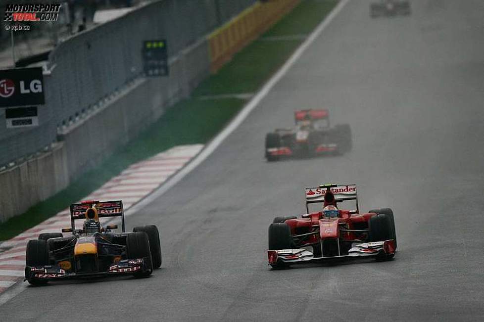 Fernando Alonso (Ferrari) geht an Sebastian Vettel (Red Bull) vorbei
