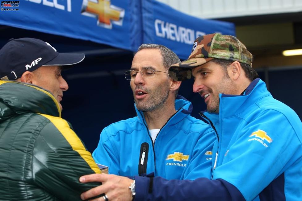 Gabriele Tarquini (SR) im Gespräch mit Alain Menu und Yvan Muller (Chevrolet)