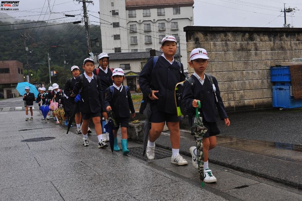 Japanische Kinder auf dem Schulweg