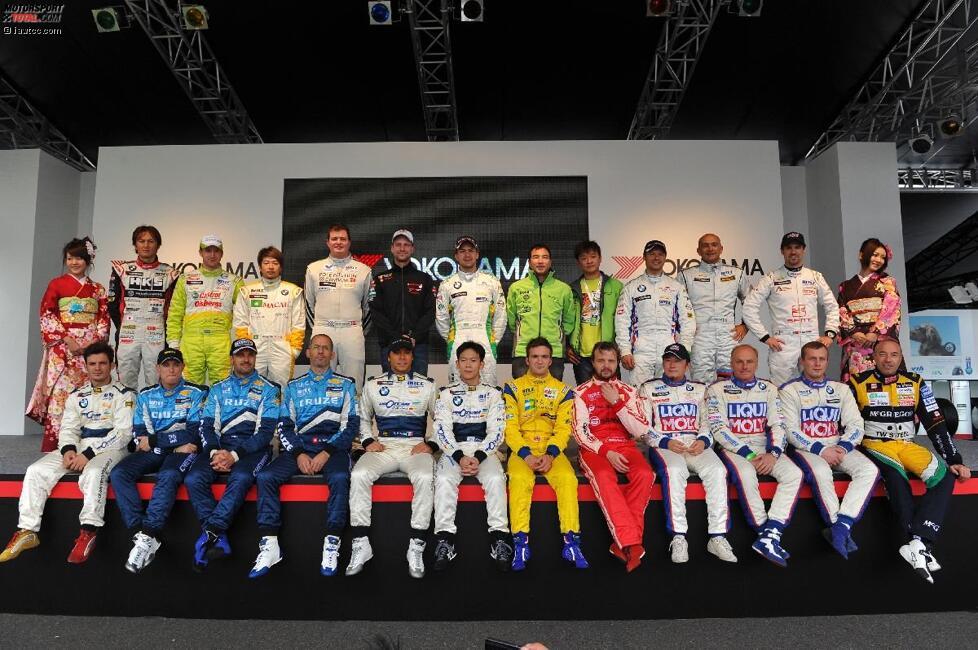 WTCC-Familienfoto in Okayama mit 27 Fahrern