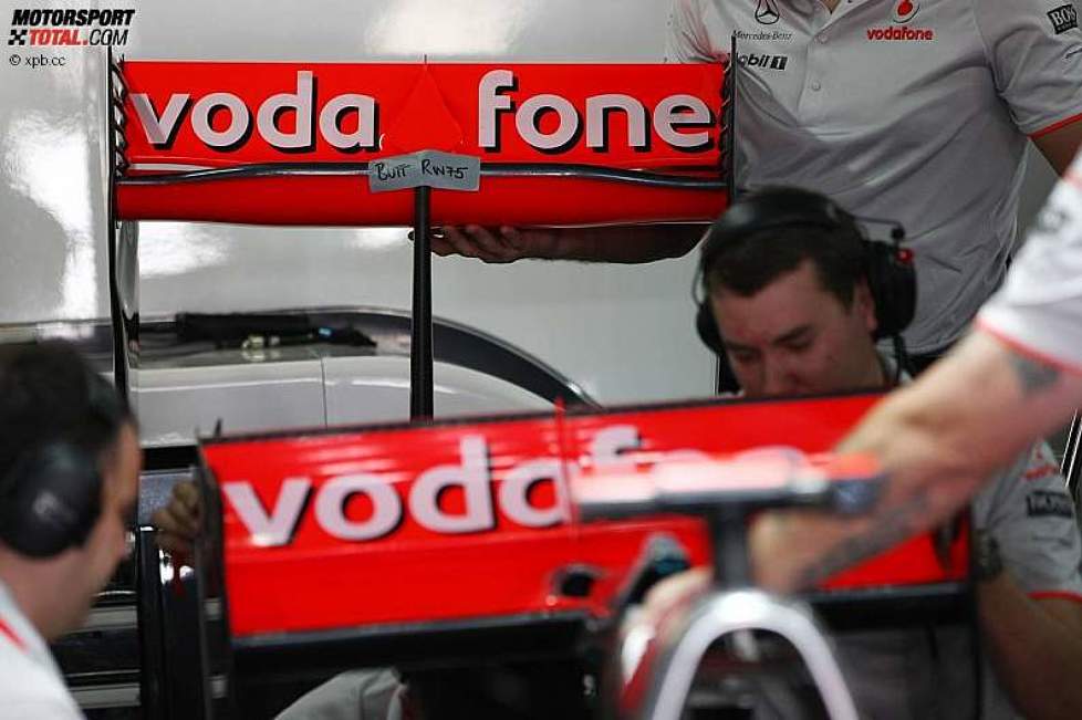 Wechsel des Heckflügels bei Jenson Button (McLaren) 