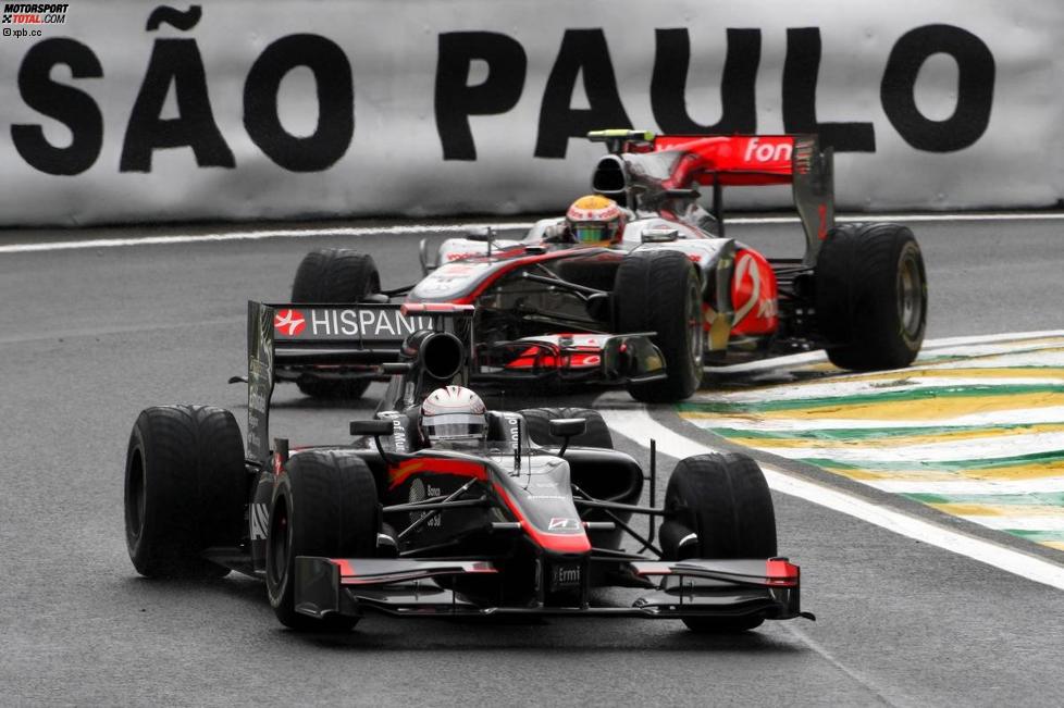 Christian Klien (HRT) und Lewis Hamilton (McLaren) 