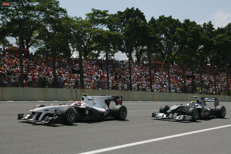 Kamui Kobayashi (Sauber) und Nico Rosberg (Mercedes)