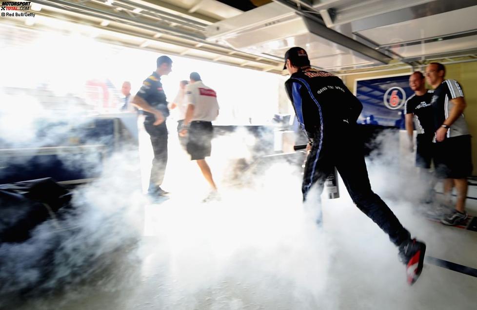 Mark Webber (Red Bull) flüchtet, weil mit Feuerlöschern gefeiert wird