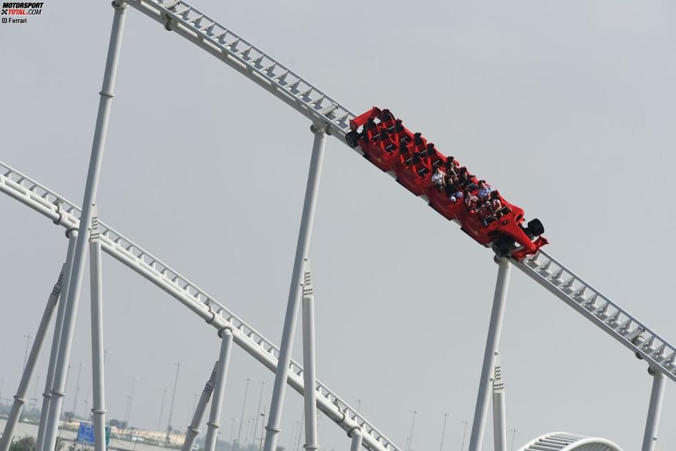 Felipe Massa und Fernando Alonso in der Ferrari World in Abu Dhabi