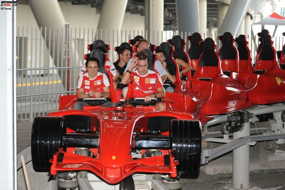 Felipe Massa und Fernando Alonso in der Ferrari World in Abu Dhabi