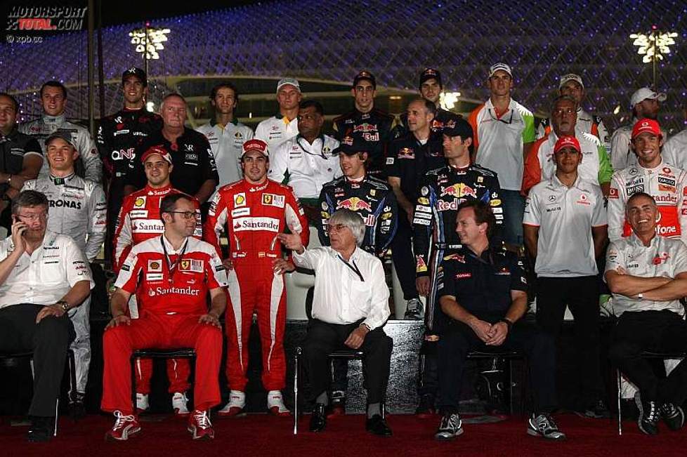 Bernie Ecclestone (Formel-1-Chef) inmitten des Gruppenbildes