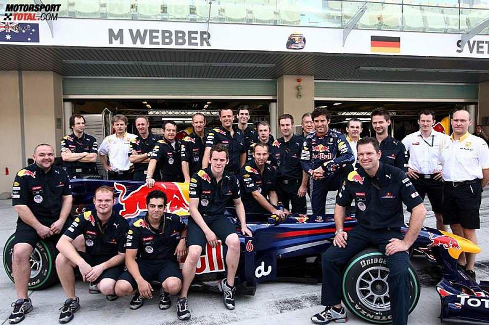 Mark Webber (Red Bull) und seine Crew