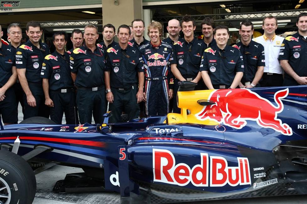 Sebastian Vettel (Red Bull)  und seine Crew